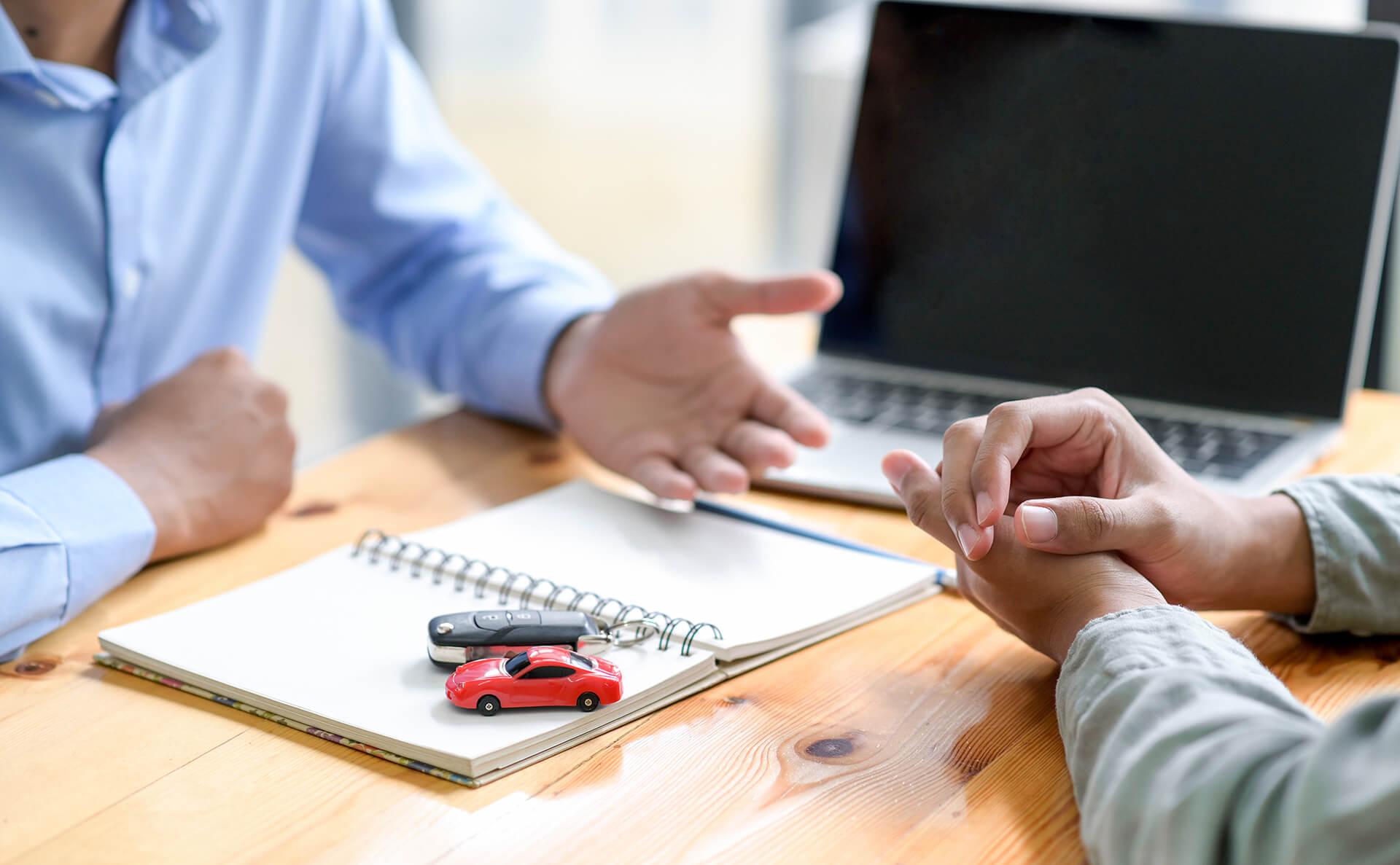 finance-staff-are-recommending-car-loans-for-custo-L7S38R6.jpg