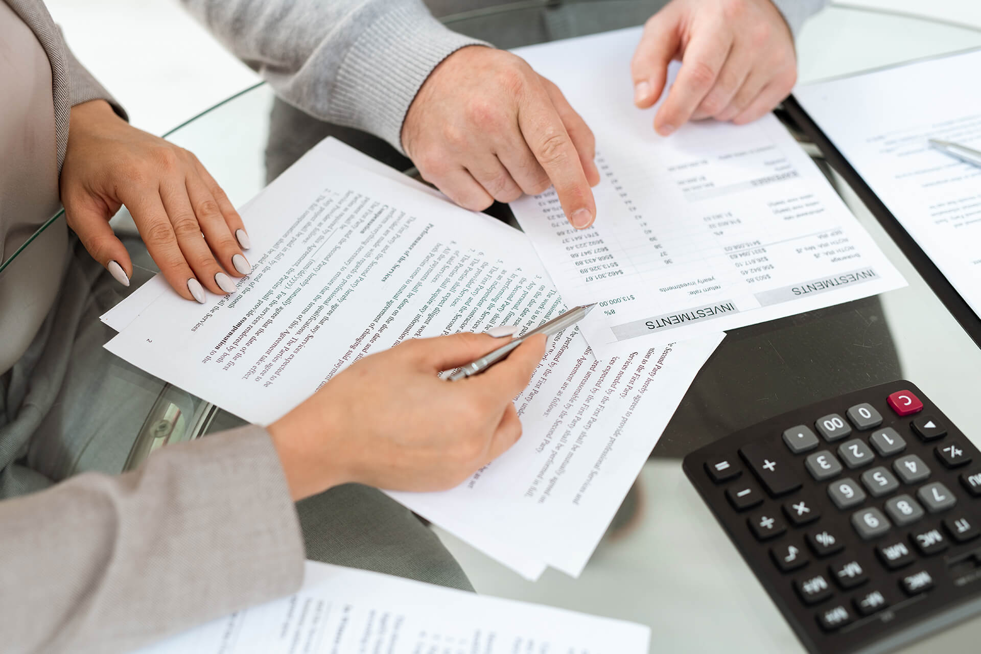 hands-of-agent-and-mature-man-pointing-at-financia-VHK5UNT.jpg